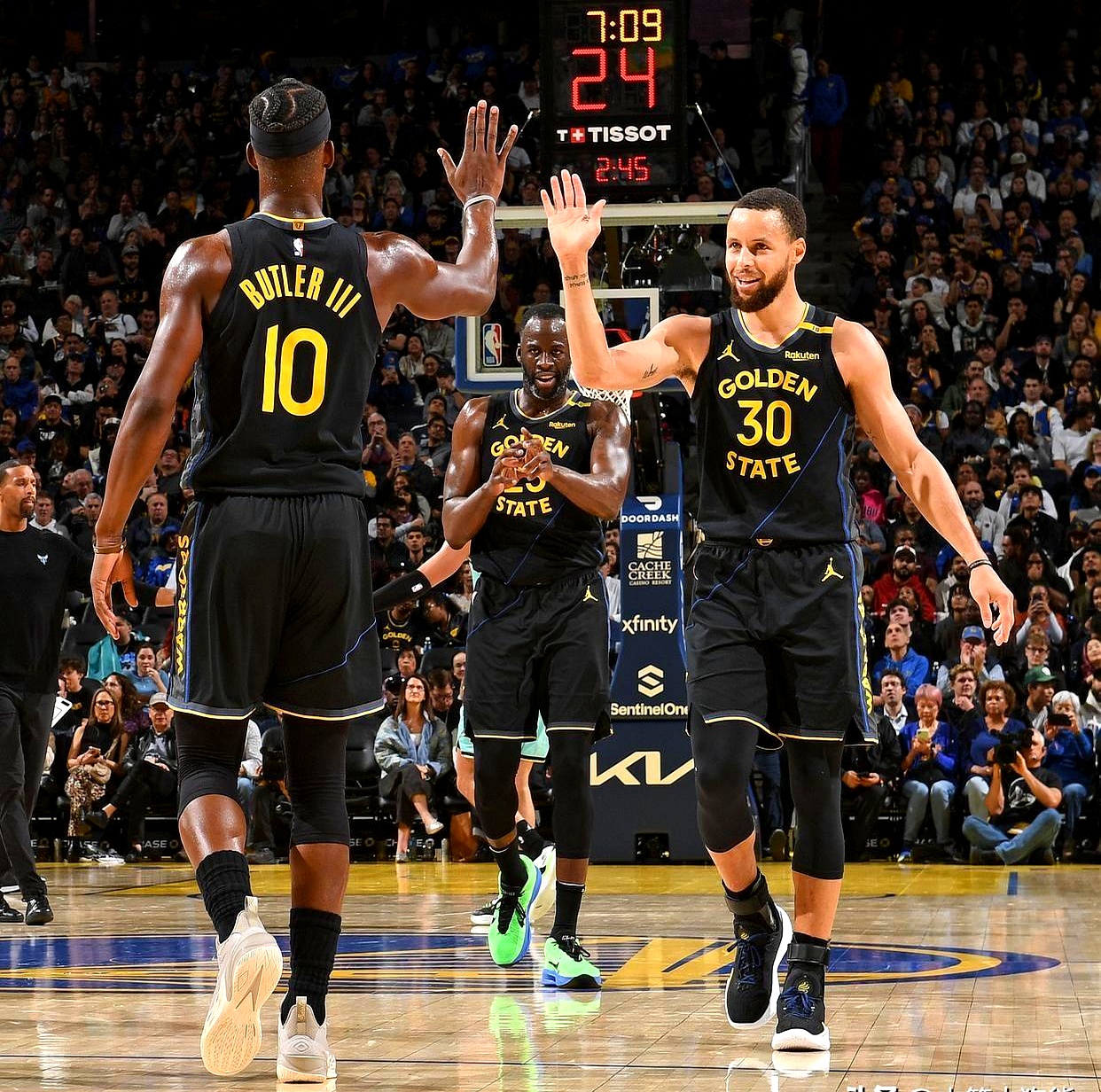 金州勇士完成体检备战NBA季后赛休斯敦火箭今晨官宣签约，尼斯赛后内部沟通瞬间刷屏的简单介绍