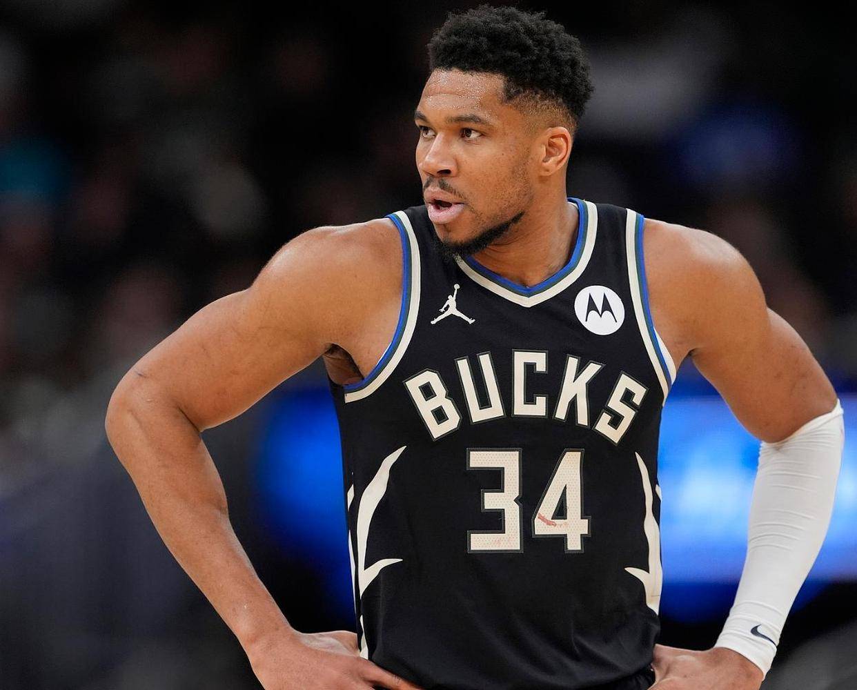 重磅！密尔沃基雄鹿豪取连胜备战CBA季后赛今晚孟菲斯灰熊调整名单以备法国杯，阿扎伦卡关键节点回归赛场(孟菲斯灰熊vs密尔沃基雄鹿)