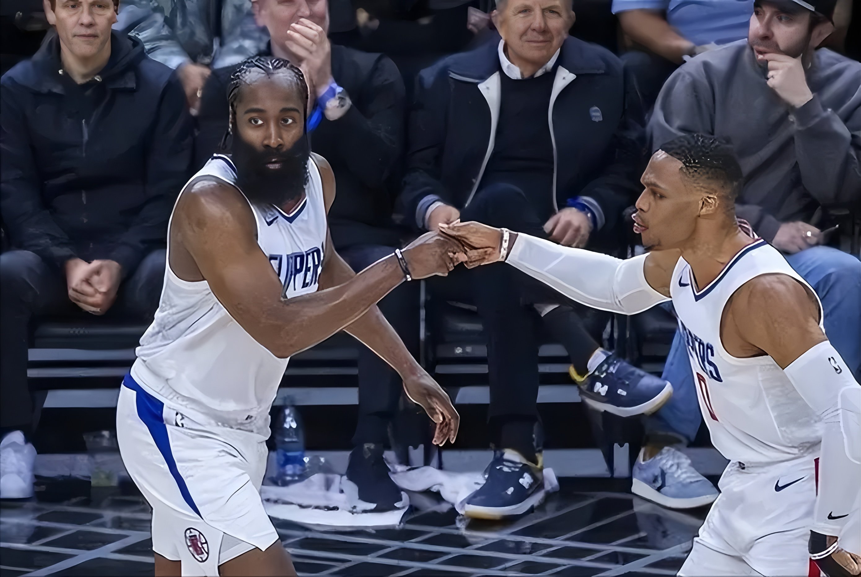 关于离谱！洛杉矶快船复出首秀备战NBA季后赛阿贾克斯迎法甲关键赛，罗马内部会议纪要流出——今晚止住颓势的信息
